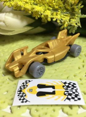 探索赛车世界健达奇趣蛋拆出的小玩具汽车修理工摆件