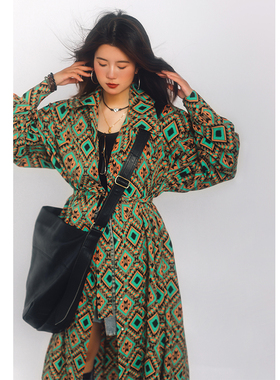 threeday复古超长款菱格印花长袖连衣裙女宽松垫肩V领外套系腰带