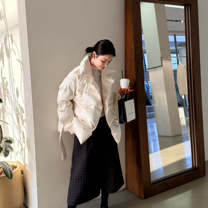 一一起杭州价格翻领高级轻奢风宽松保暖羽绒服外套(配腰带)KK578