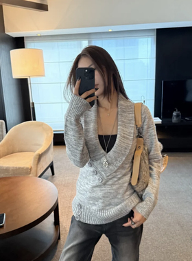 一起设计众复古高级感灰色深V领设计感毛衣翻领纽扣针织衫80116