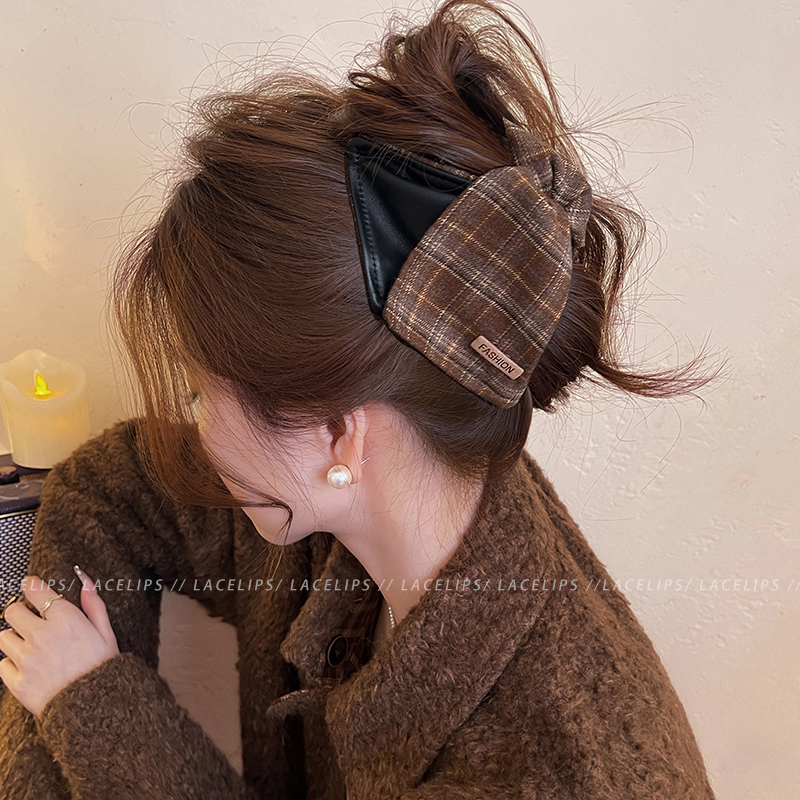 气质格纹皮质三角抓夹女2025新款