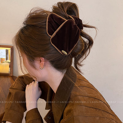 美拉德丝绒三角抓夹女2025新款