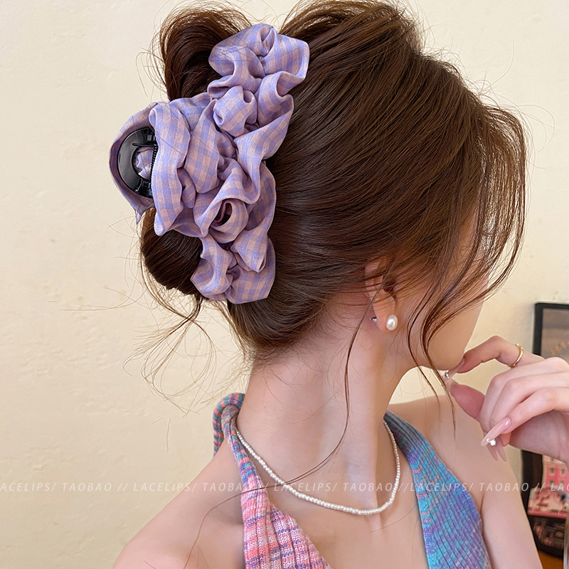 秋日格纹褶皱鲨鱼夹抓夹女