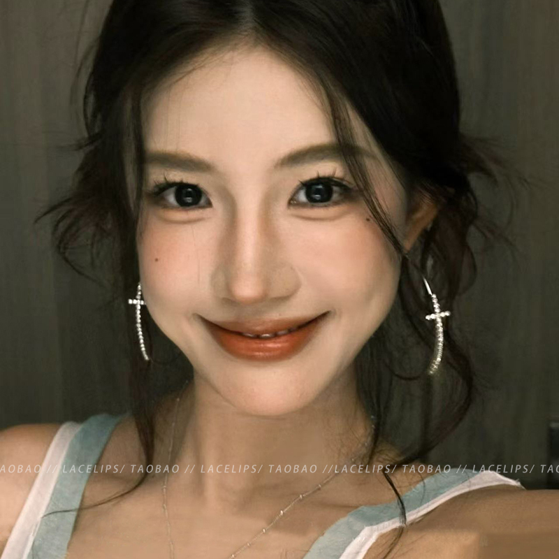 巨显脸小！闪钻十字架耳环圈圈女