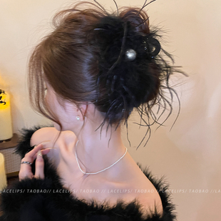 气质珍珠羽毛头发抓夹女高级感毛绒发夹2026新款显发量鲨鱼夹发饰