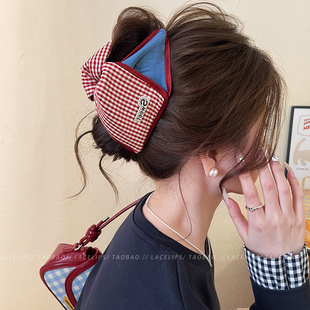 三角抓夹女撞色格子布艺鲨鱼夹2026新款韩系发夹后脑勺高级感发饰