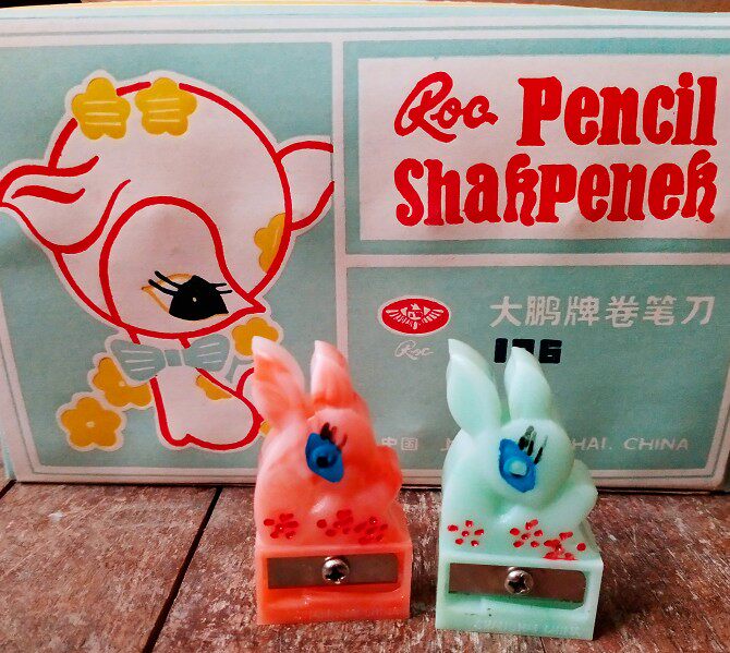 1980년대 1990년대 아이들의 손으로 직접 만든 향수를 불러일으키는 클래식 플라스틱 연필깎이 연필깎이 대패 등 다양한 옛날 물건들이 입고되어 있습니다