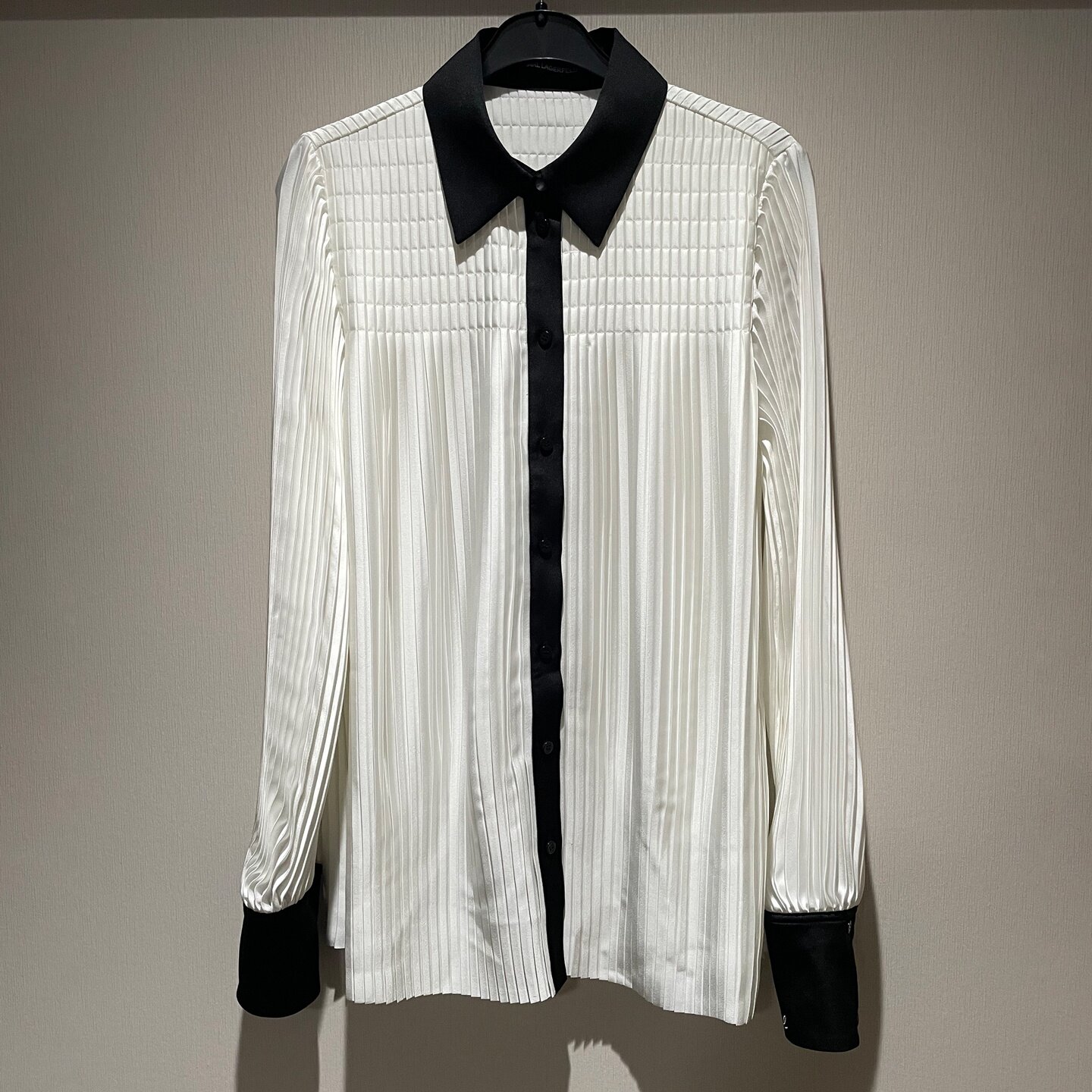 欧美时尚春秋季新款通勤风翻领黑白撞色长袖百褶职场女式衬衫上衣