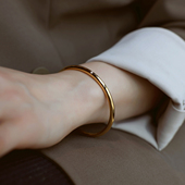 ZOXI轻奢小众精致高级感素圈手镯2025新款 镀18K金不掉色叠戴钛钢