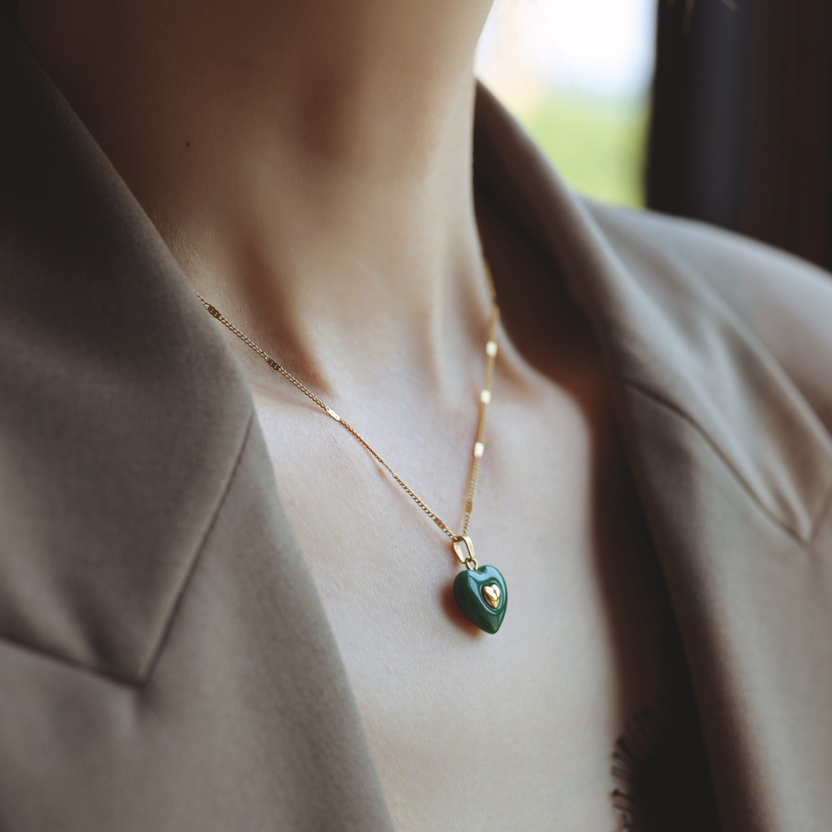 zoxi骚气温柔彩色爱心项链女锁骨链网红气质轻奢小众高级感2022年