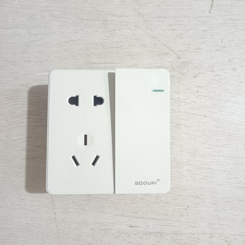 多控带五孔插座双刀双掷中继开关