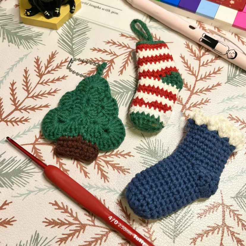 手工钩针编织圣诞节小袜子圣诞树装饰挂件毛线钩织diy车挂材料包