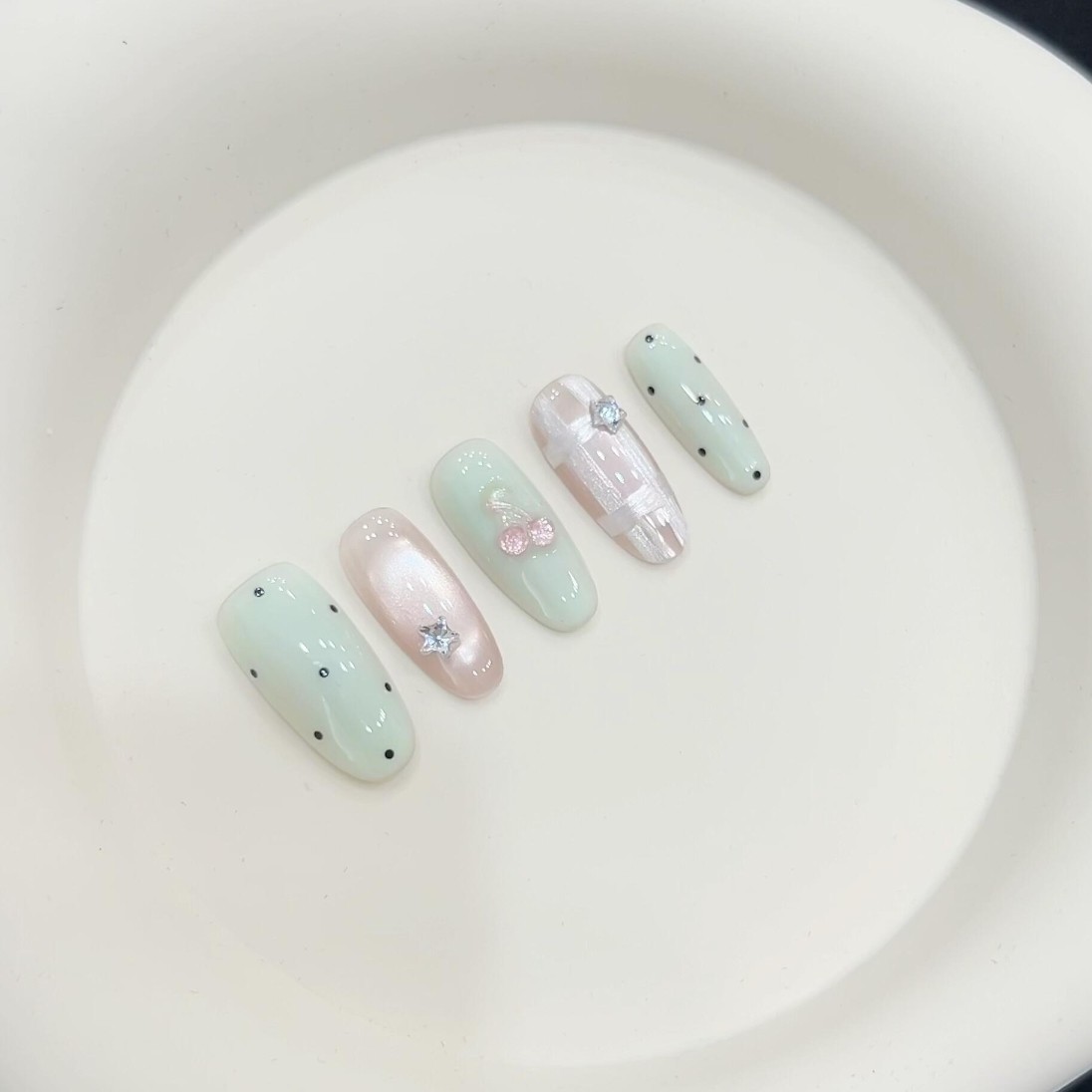 冰透薄荷绿樱桃波点猫眼穿戴甲图片