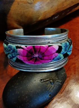 民族风手工苗银镶老绣片手镯 个性特色饰品 少数民族手工艺刺绣品