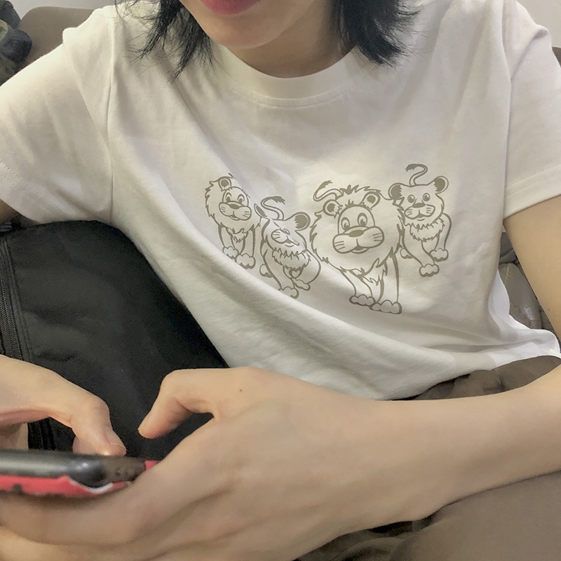 我睡着了 原创图案 四只小狮子陪你玩 纯棉印花短款T恤女