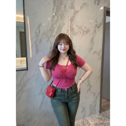 胖MM大码玫红色v领正肩假两件拼接蕾丝短袖T恤女纯欲辣妹短款上衣