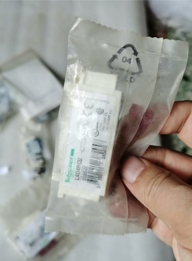 施耐德浪涌抑制器LAD4RC3U的3个，施耐德辅助触点GVA 维修/咨询