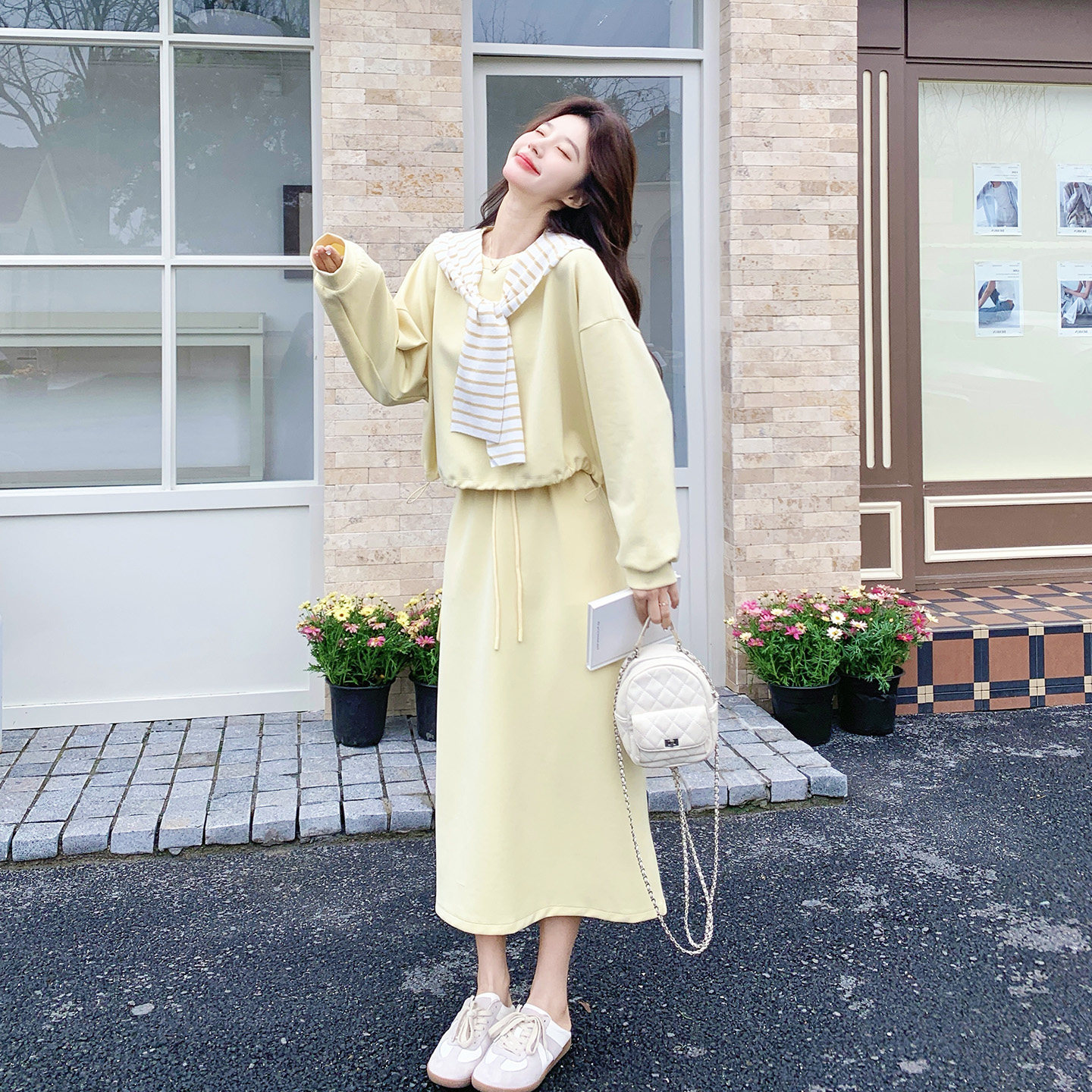 浅黄色韩系慵懒风通勤套装女2026春新款条纹披肩卫衣半身裙两件套