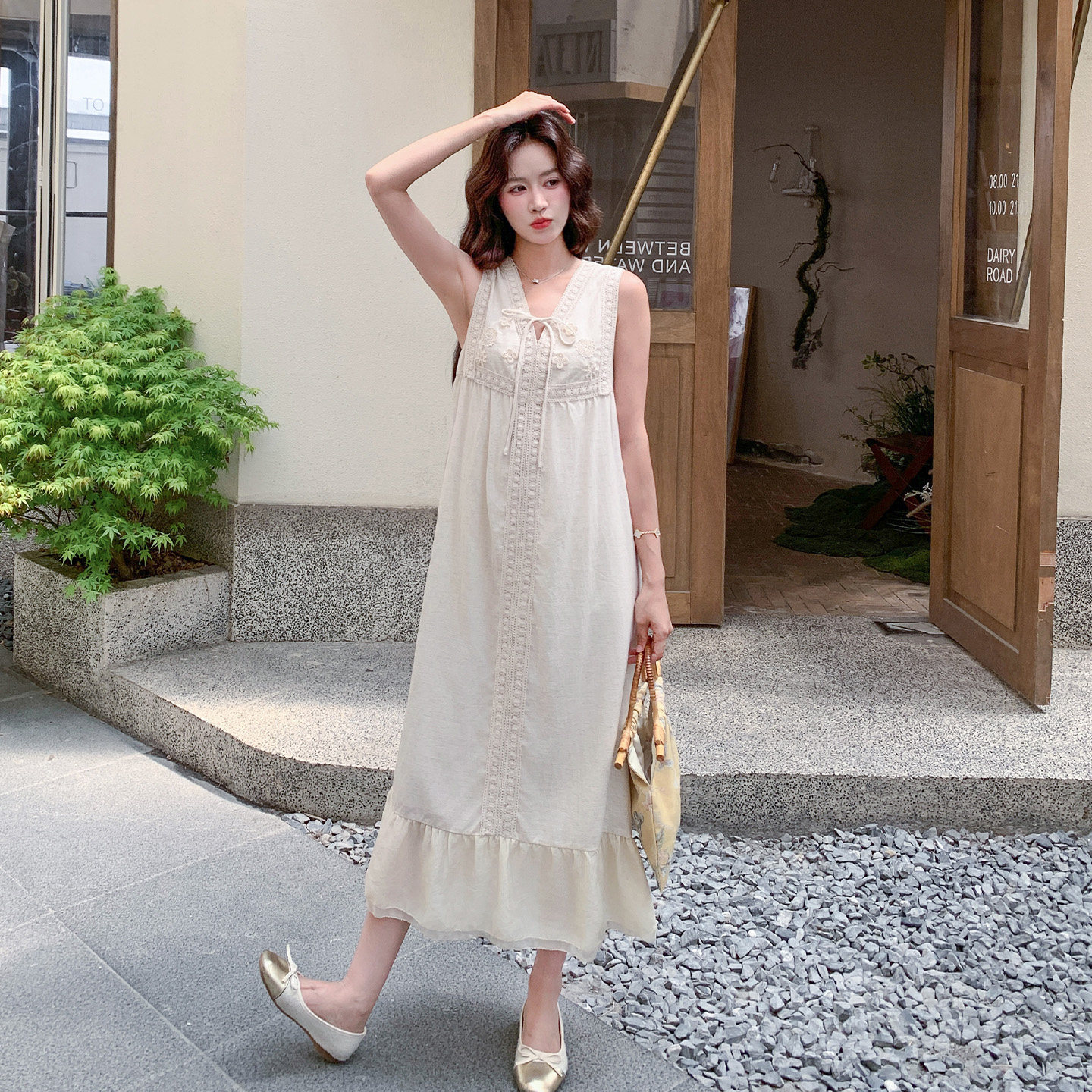 杏色法式浪漫优雅风刺绣连衣裙2026新款夏日时尚摩登范V领背心裙