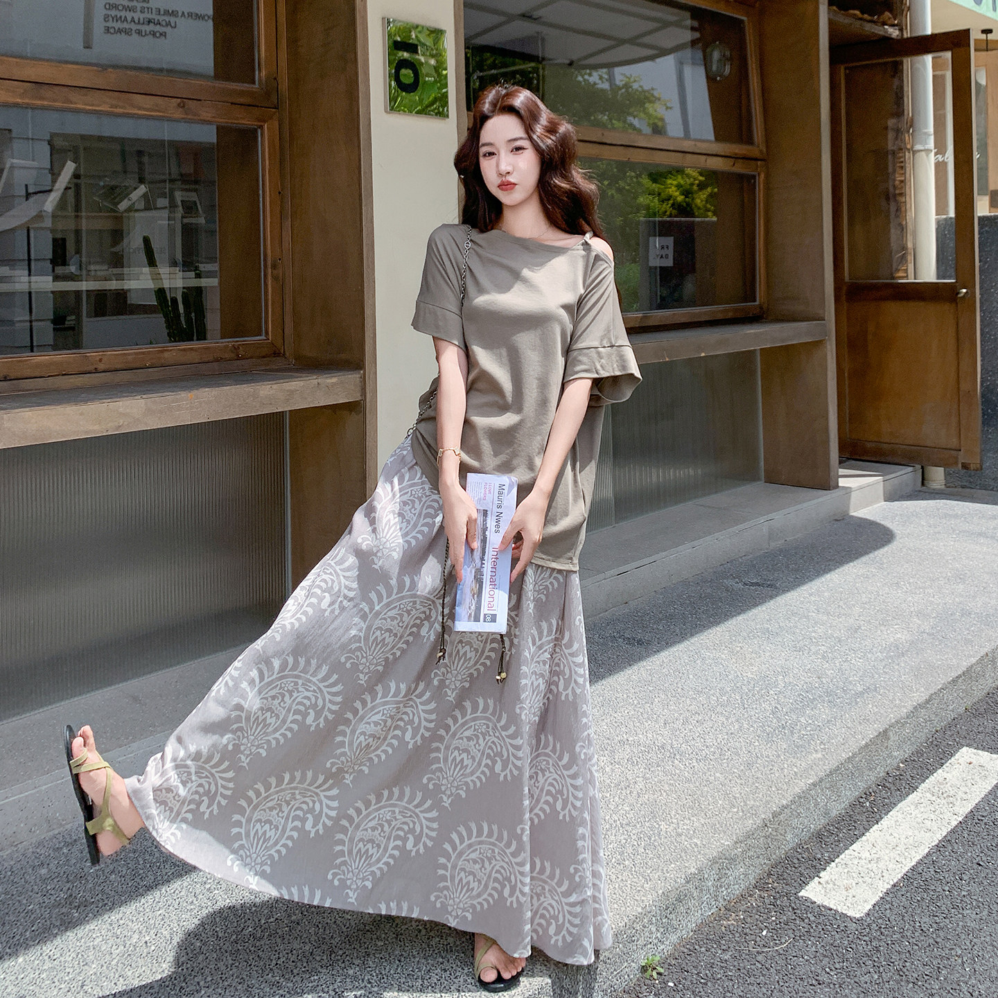 灰色轻熟慵懒风休闲套装夏日不规则露肩T恤碎花半身裙两件套2026