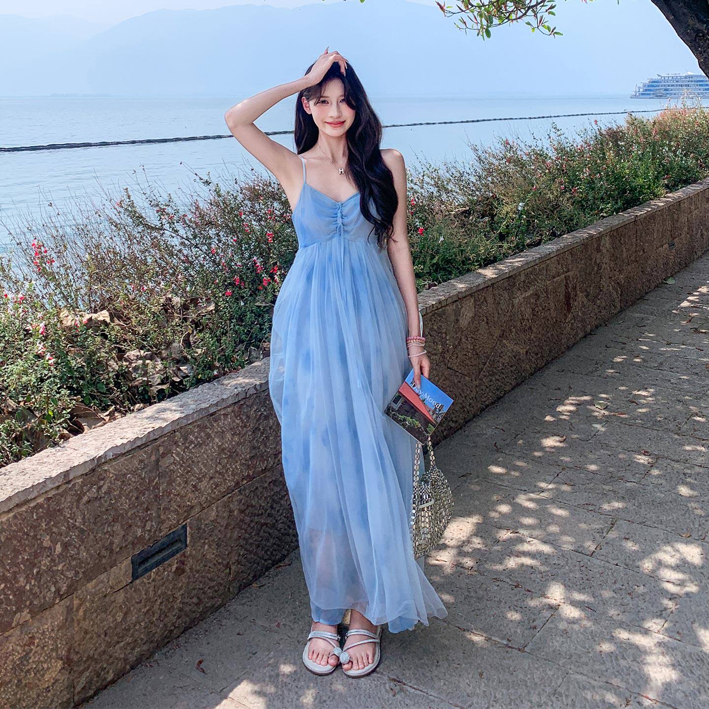 蓝色超仙绝美网纱拼接挂脖吊带连衣裙女2026夏新款法式度假风长裙