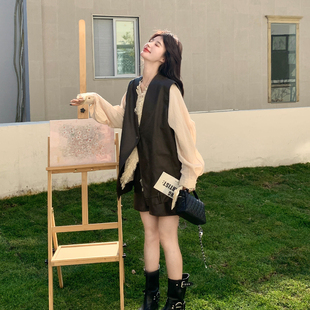 咖色复古老钱风PU皮马甲套装女2026春季设计感流苏衬衫短裤三件套