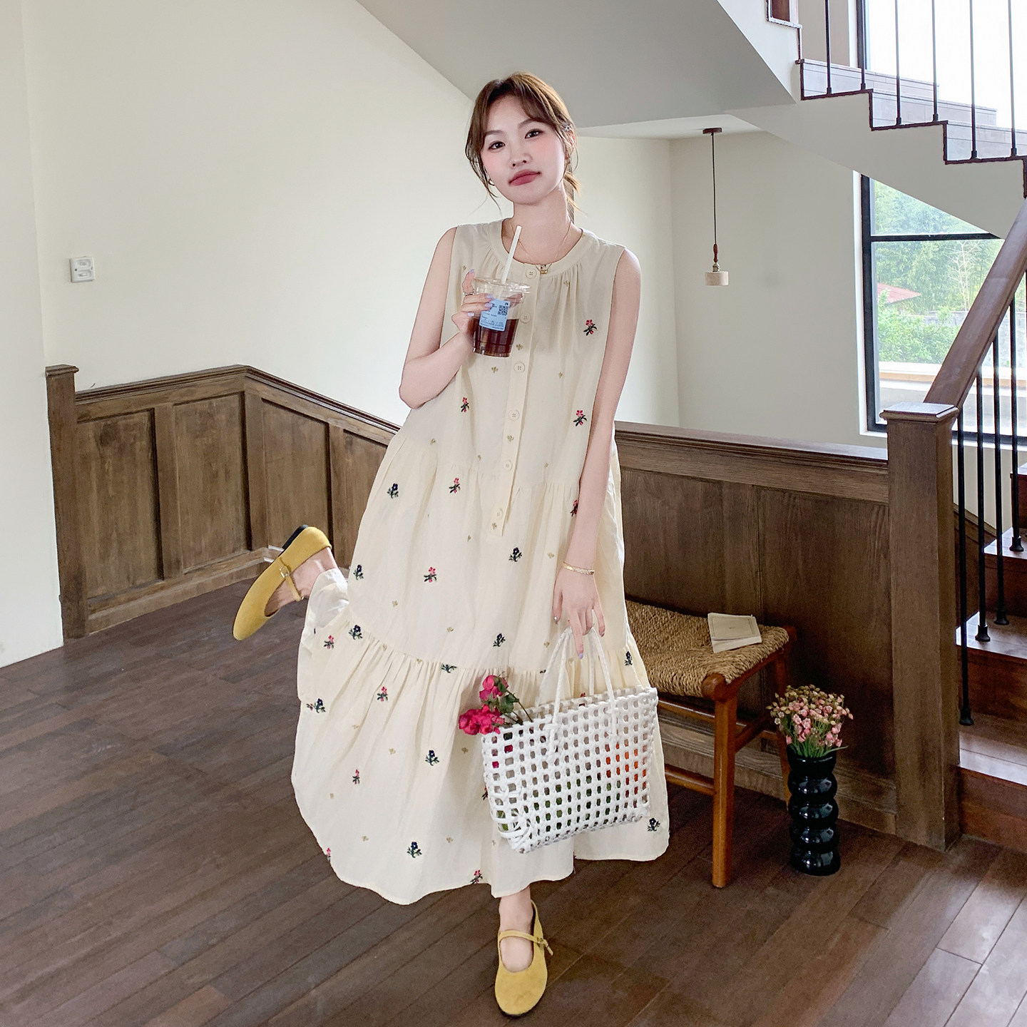米色法式清纯系少女感绣花背心连衣裙2026春季新款甜美减龄A字裙