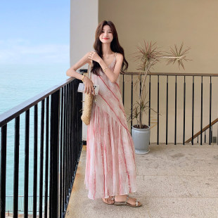 粉色海边度假晕染条纹印花吊带连衣裙女2026夏季新款法式气质长裙