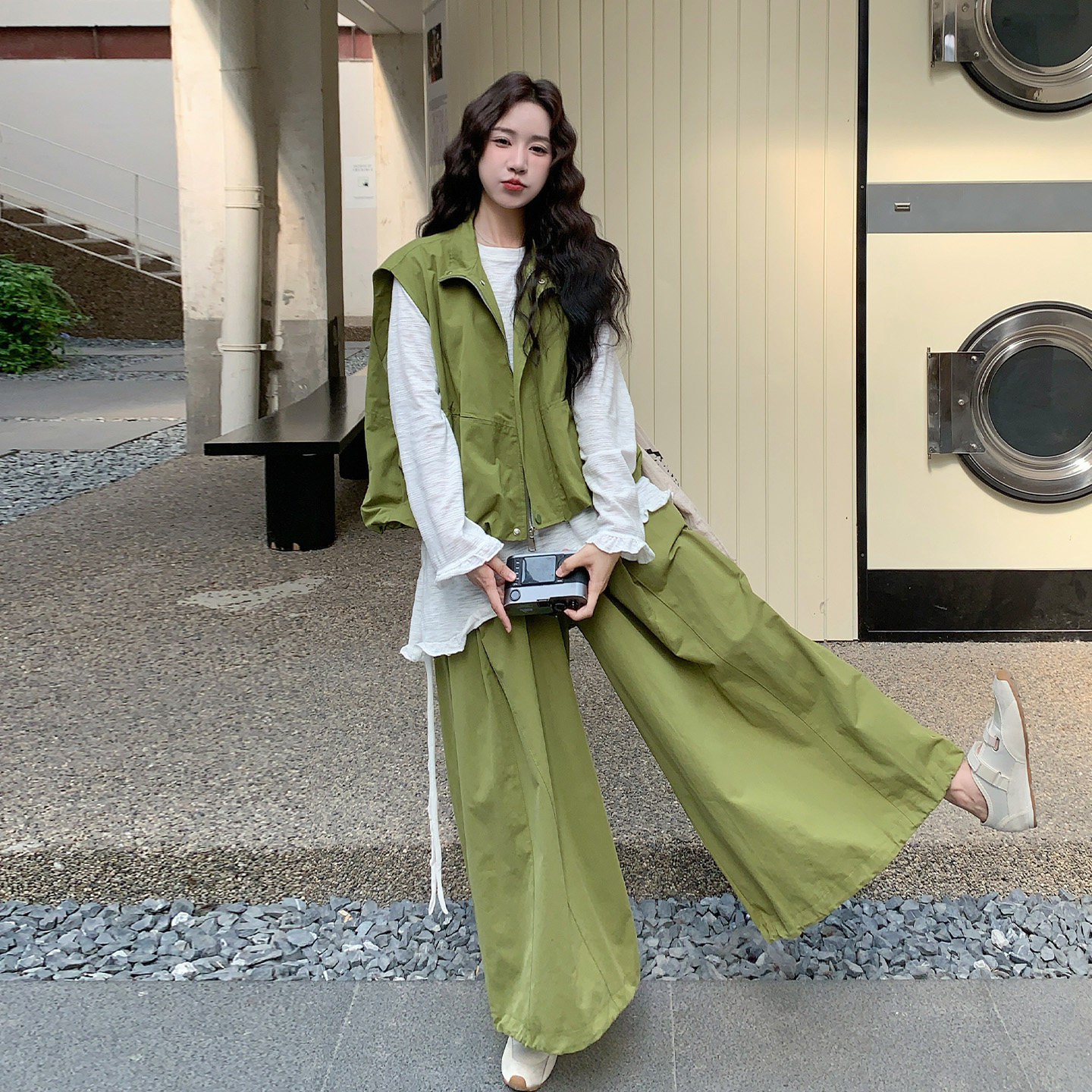 工装风绿色马甲套装女秋减龄