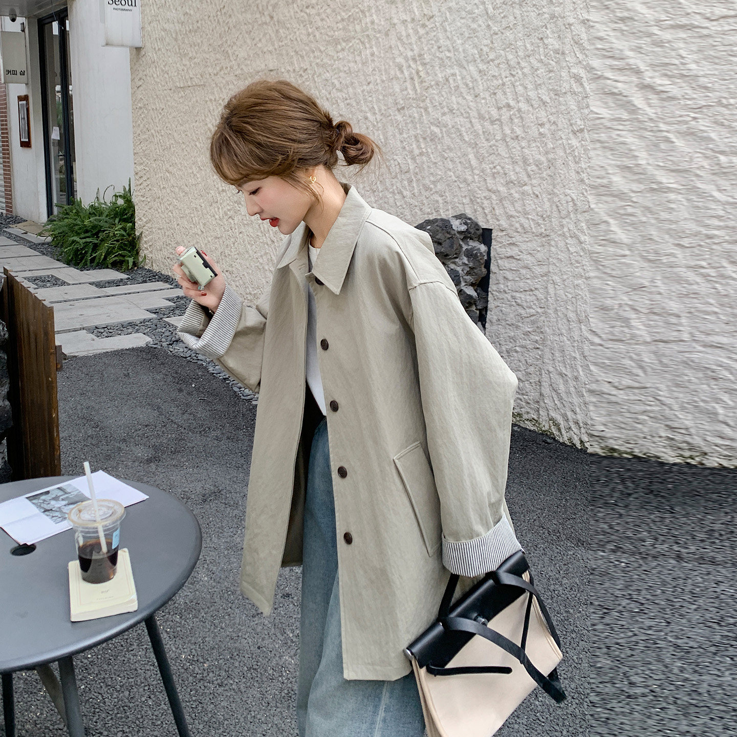 撞色袖口翻领中长女风衣高级感