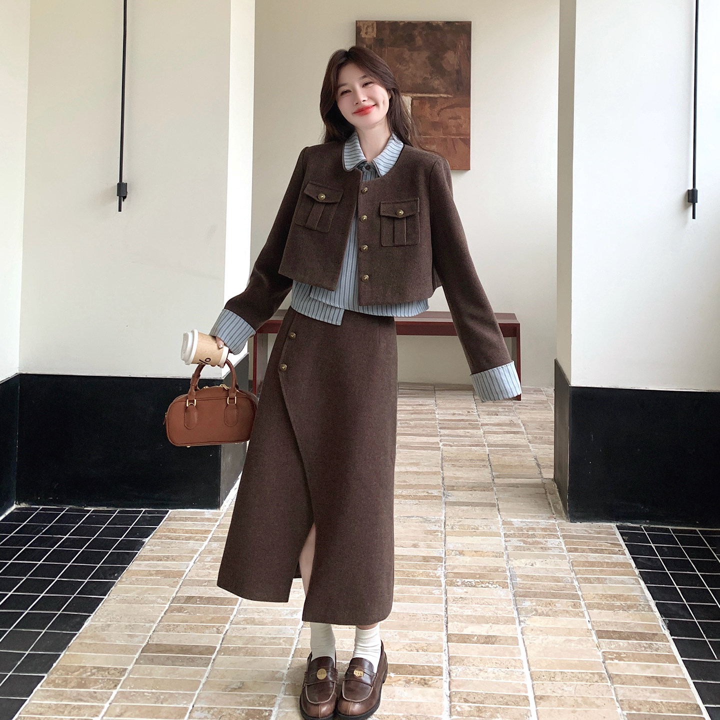 咖色轻熟高级感毛呢套装女2026春季新款条纹衬衫开叉半身裙三件套