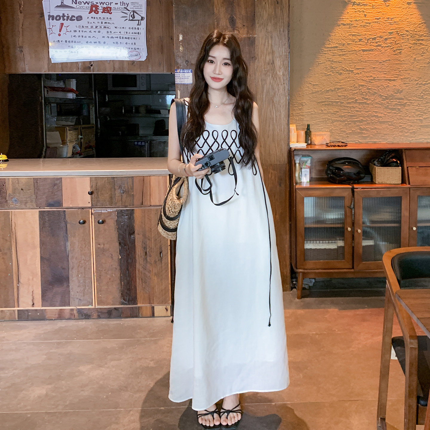 夏季超好看小众设计感撞色无袖连衣裙2026新款简约大方得体背心裙