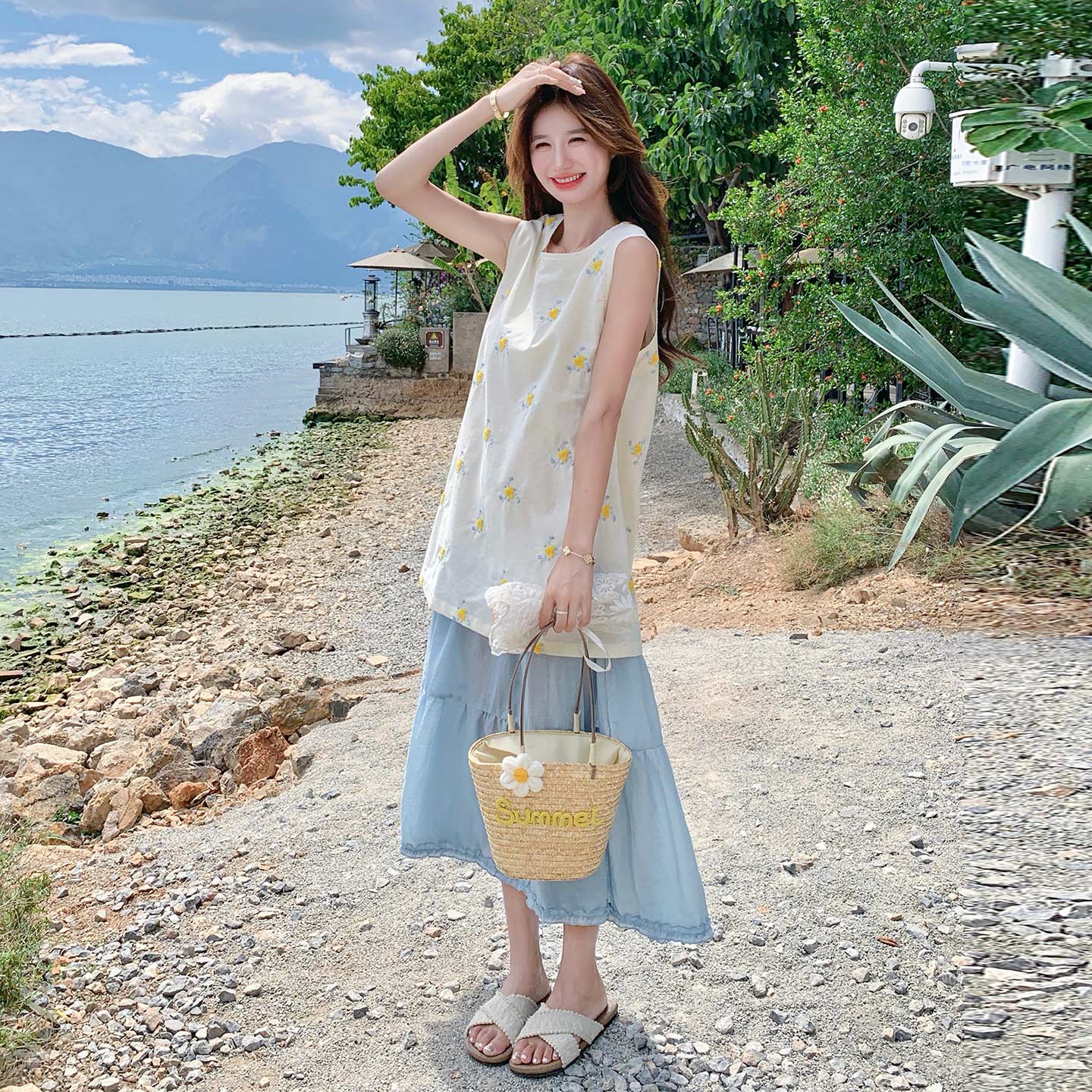 夏日感小清新碎花背心连衣裙女2026新款韩系撞色木耳边拼接A字裙