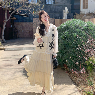 米色法式针织刺绣马甲连衣裙套装女2026春季温柔风减龄长裙两件套