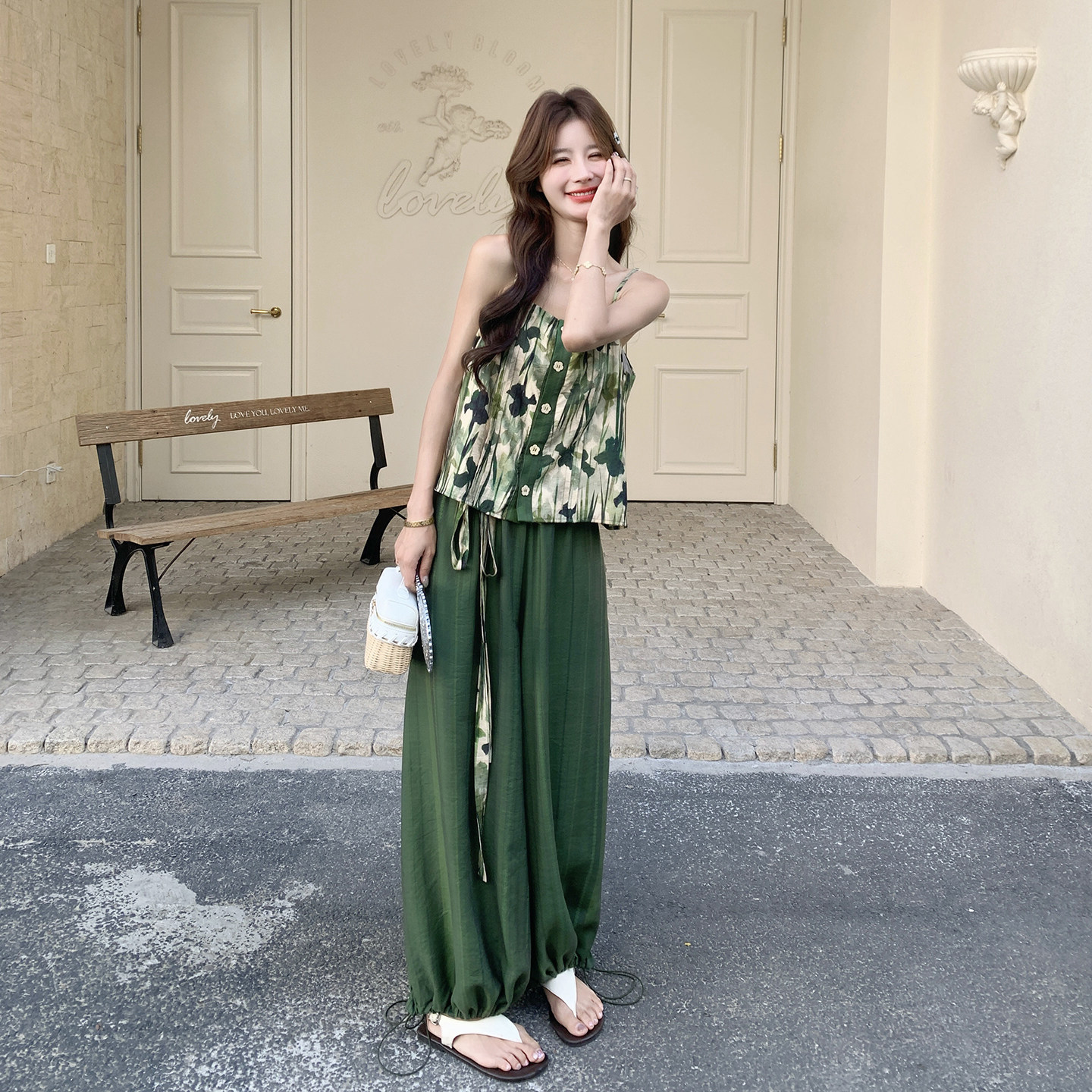 绿色森女系松弛感度假穿搭2026新款印花吊带上衣阔腿裤两件套夏日