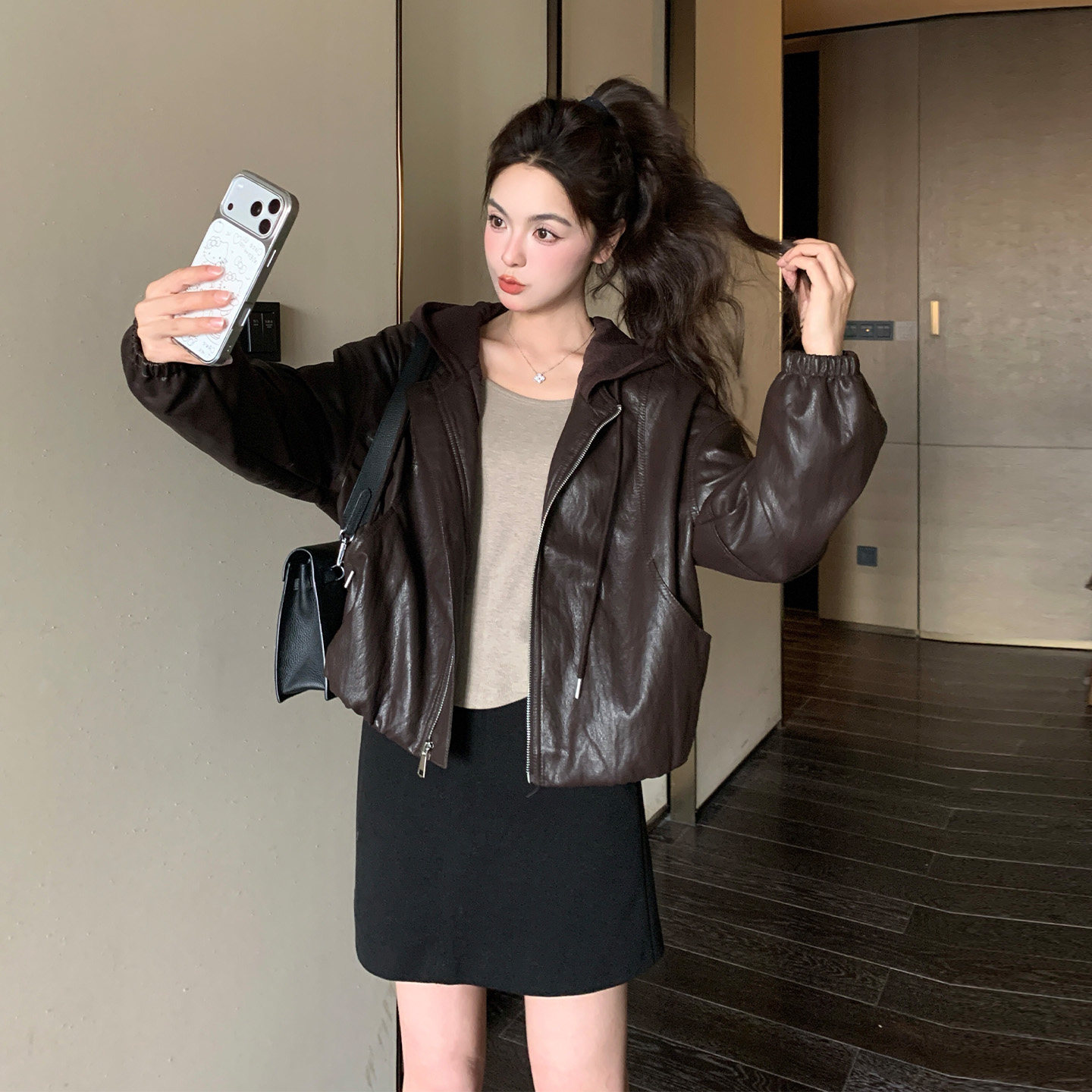 美拉德咖色高端洋气PU皮衣外套女2026春天新款甜酷设计感连帽夹克