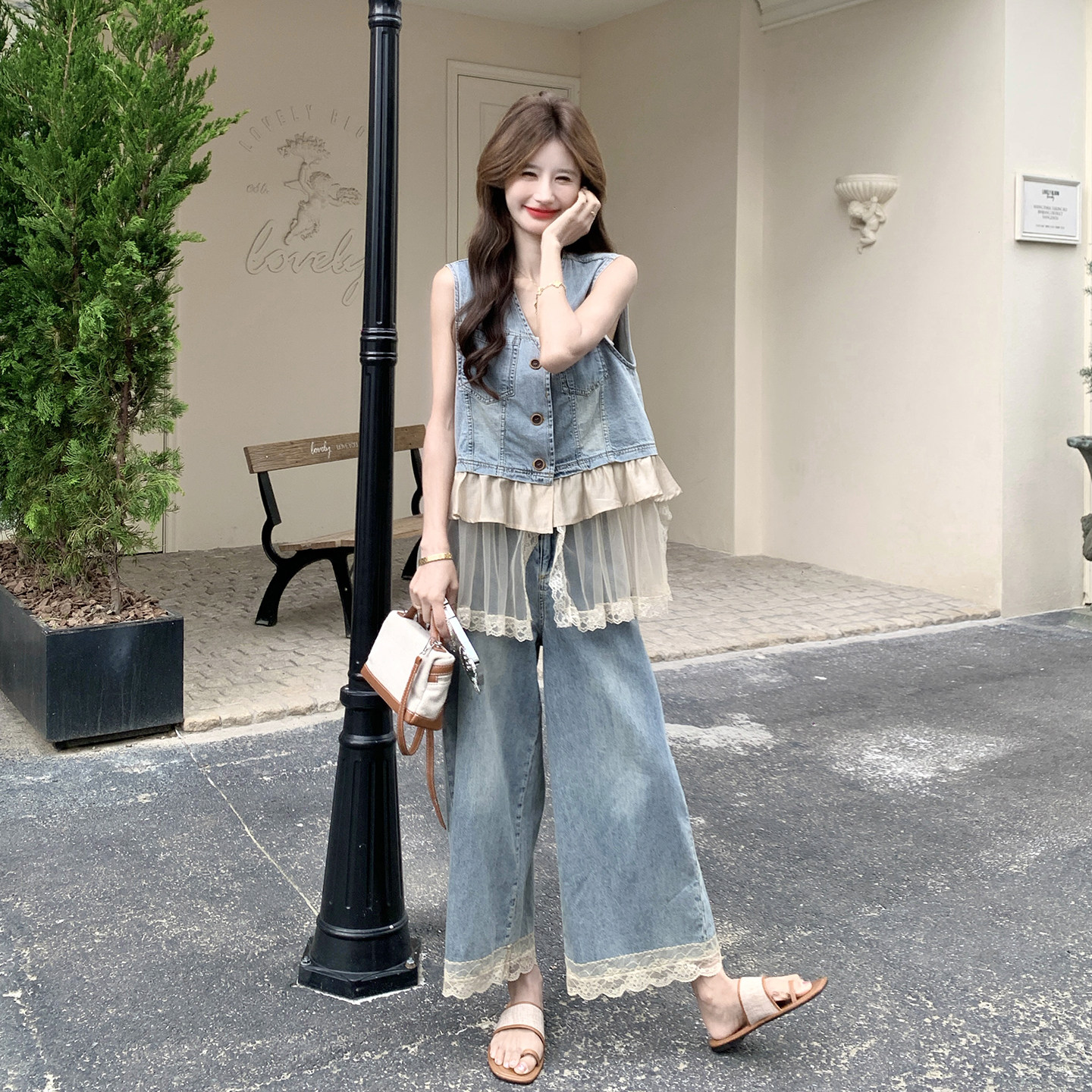 初夏复古轻奢高级感牛仔套装女2026新款蕾丝花边马甲阔腿裤两件套