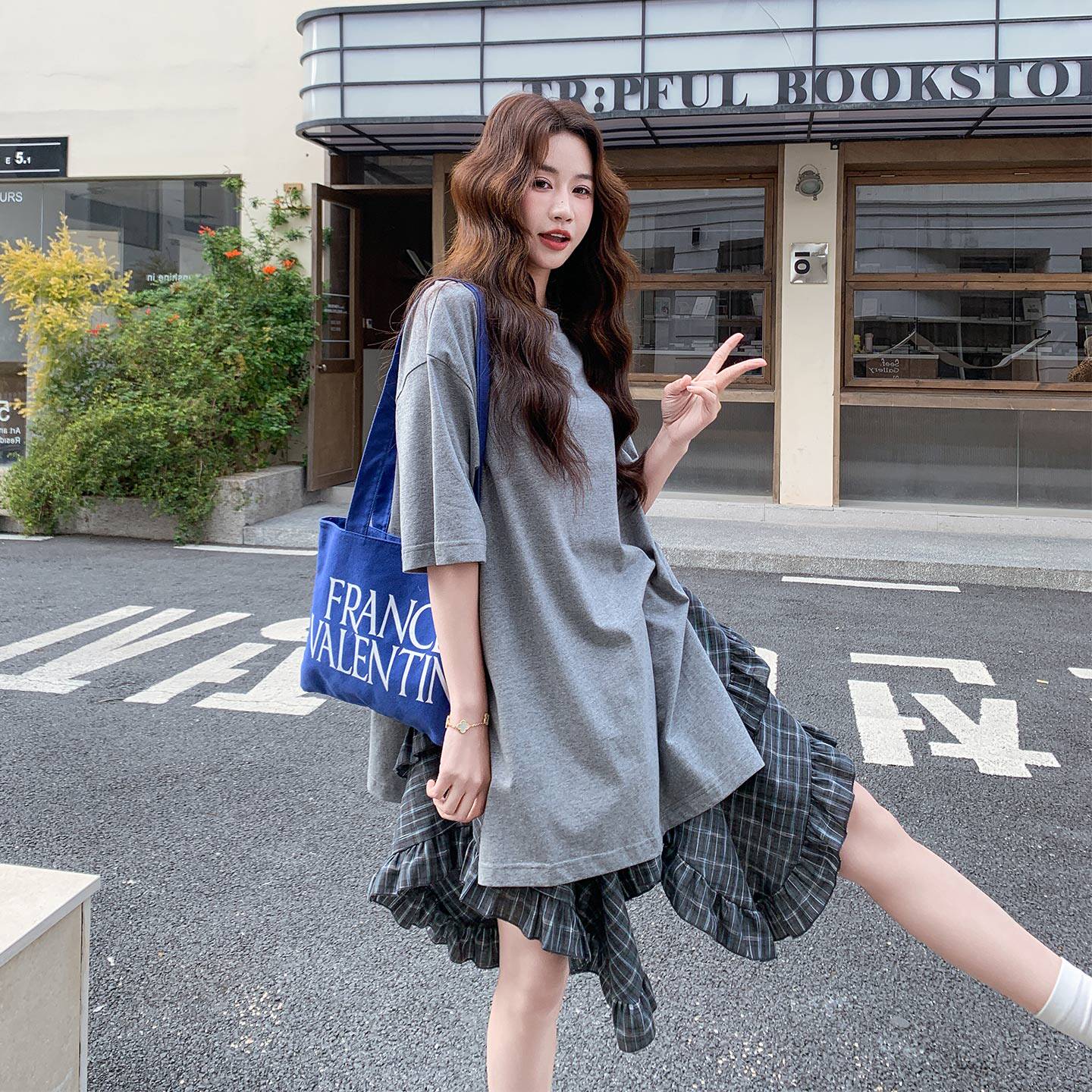 灰色休闲炸街套装裙夏2026新款遮屁股T恤不规则格子半身裙三件套