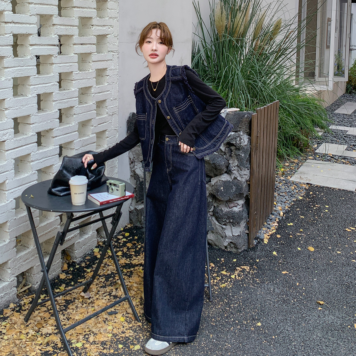 蓝色又酷又飒牛仔套装女春2026新款设计感马甲打底衫阔腿裤三件套