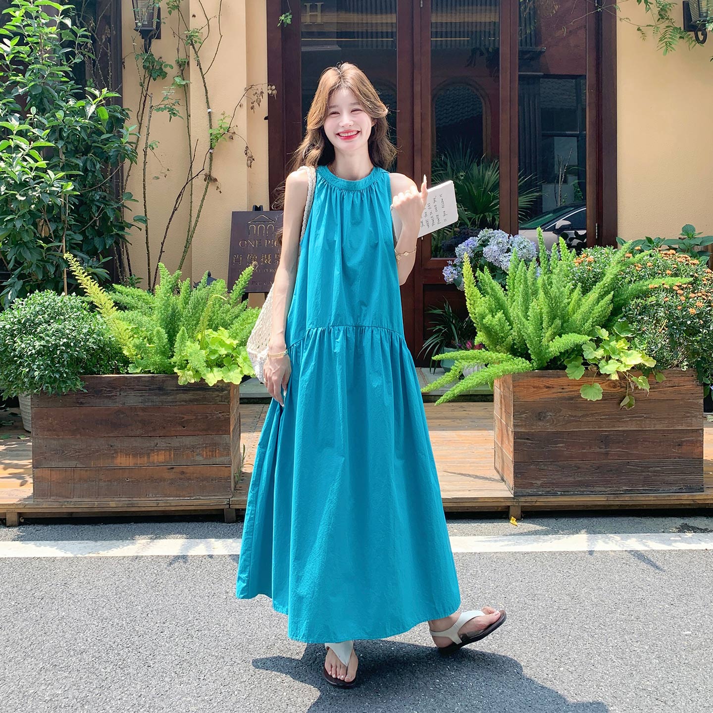 宝蓝色时尚海岛浪漫度假风连衣裙女2026新款夏日沙滩巨出片挂脖裙