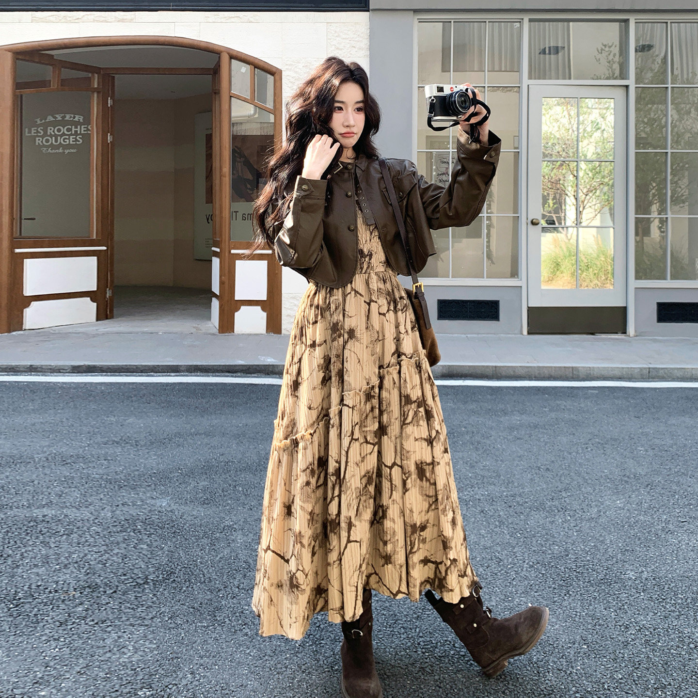 咖色复古连衣裙套装女春季2026新款法式PU皮夹克碎花吊带裙两件套