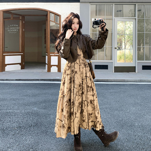 咖色复古连衣裙套装女春季2026新款法式PU皮夹克碎花吊带裙两件套