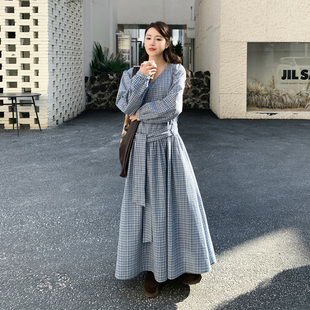 法式复古慵懒风气质系带格纹连衣裙女2026早春新款高级感V领长裙