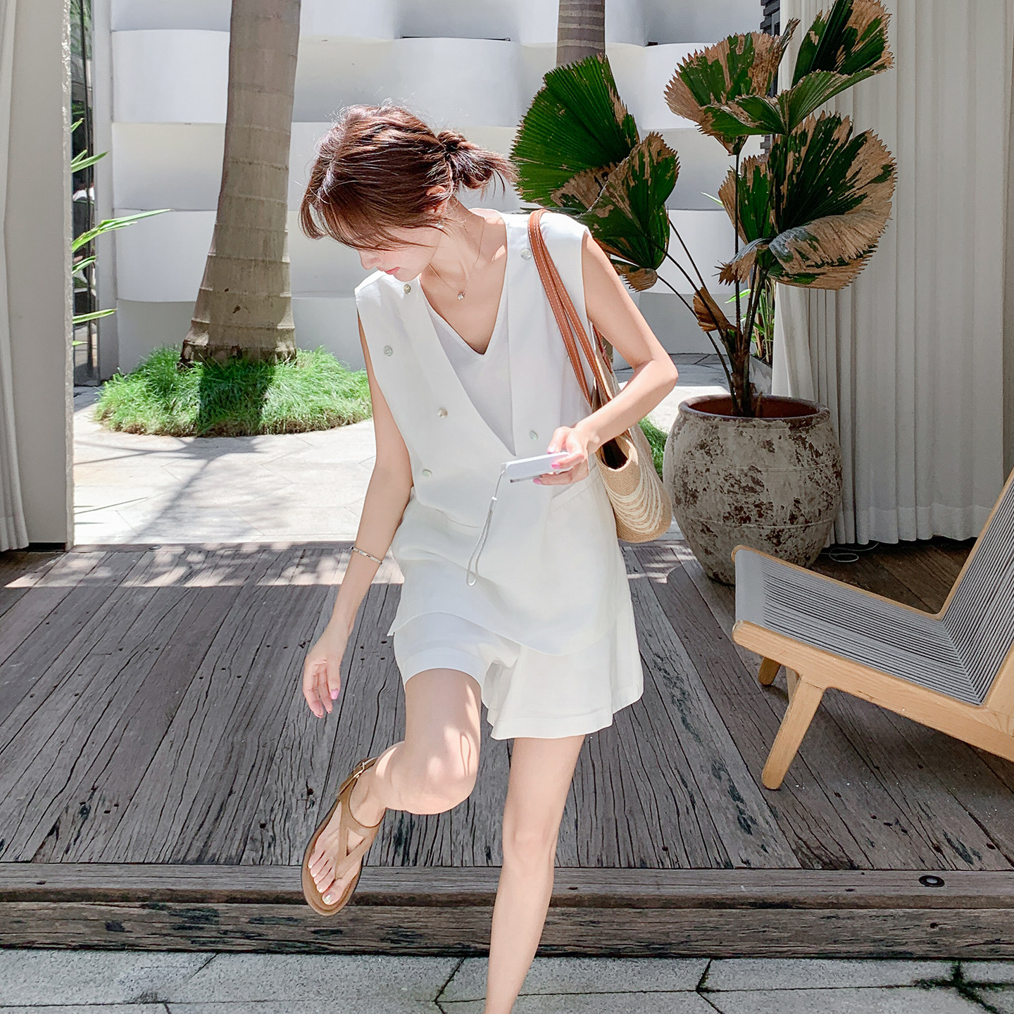 米白色老钱风设计感套装女士2026夏季新款休闲V领背心短裤两件套