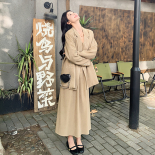 卡其色韩系高级感西服连衣裙套装女2026春复古风气质吊带裙两件套