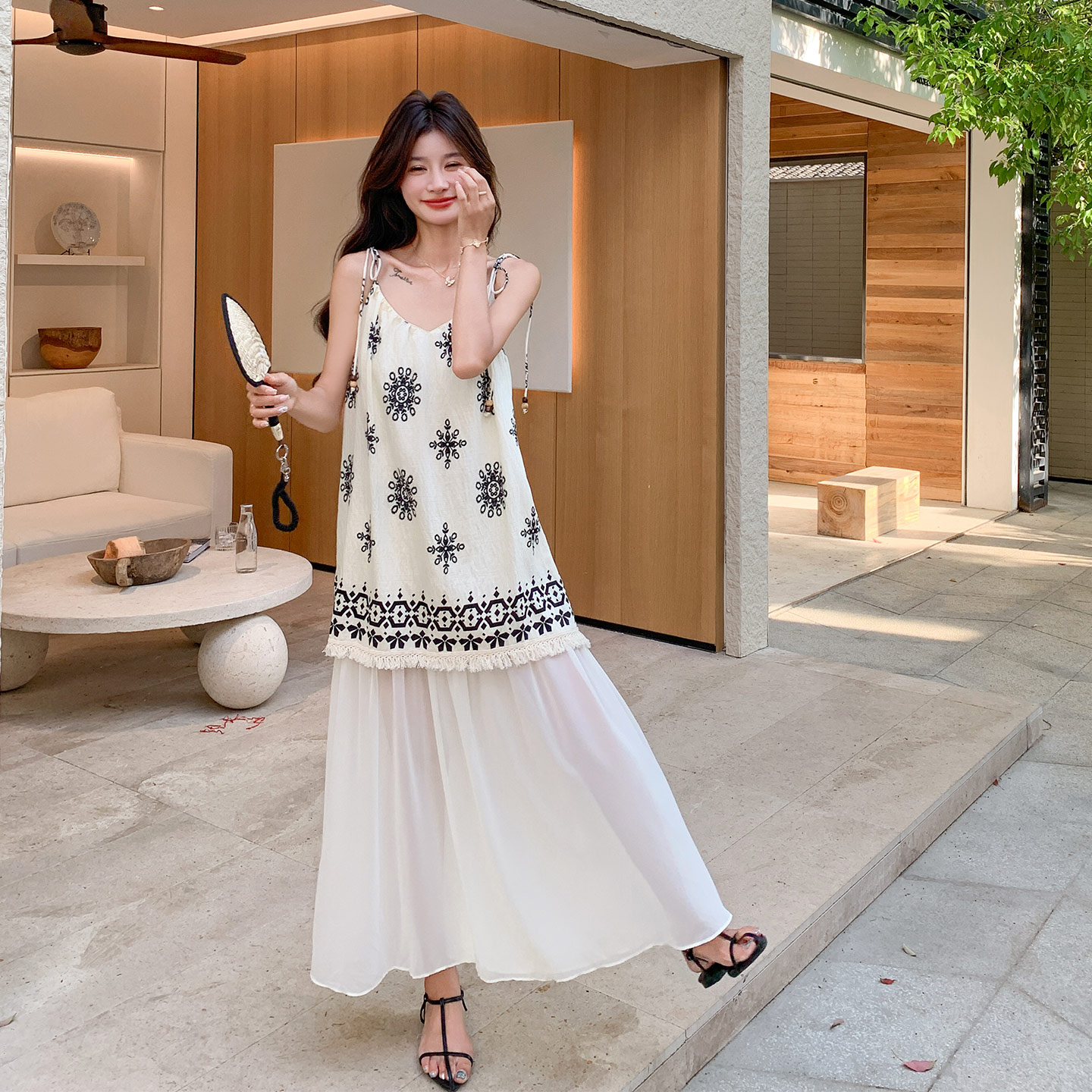 夏日独特设计感民族风流苏吊带裙女2026新款法式休闲浪漫风连衣裙