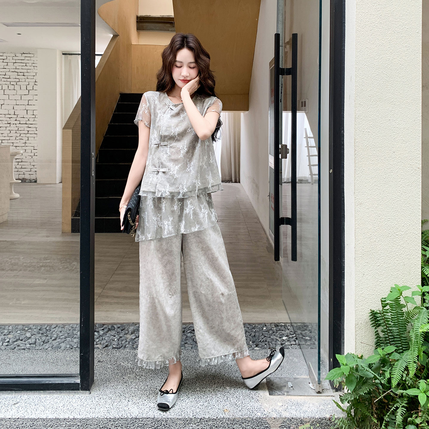 新中式率性干练复古套装女2026夏日新款蕾丝拼接上衣阔腿裤两件套