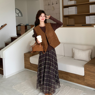 格纹半身裙三件套 打底衫 棕色复古气质麂皮绒马甲套装 女2026春新款