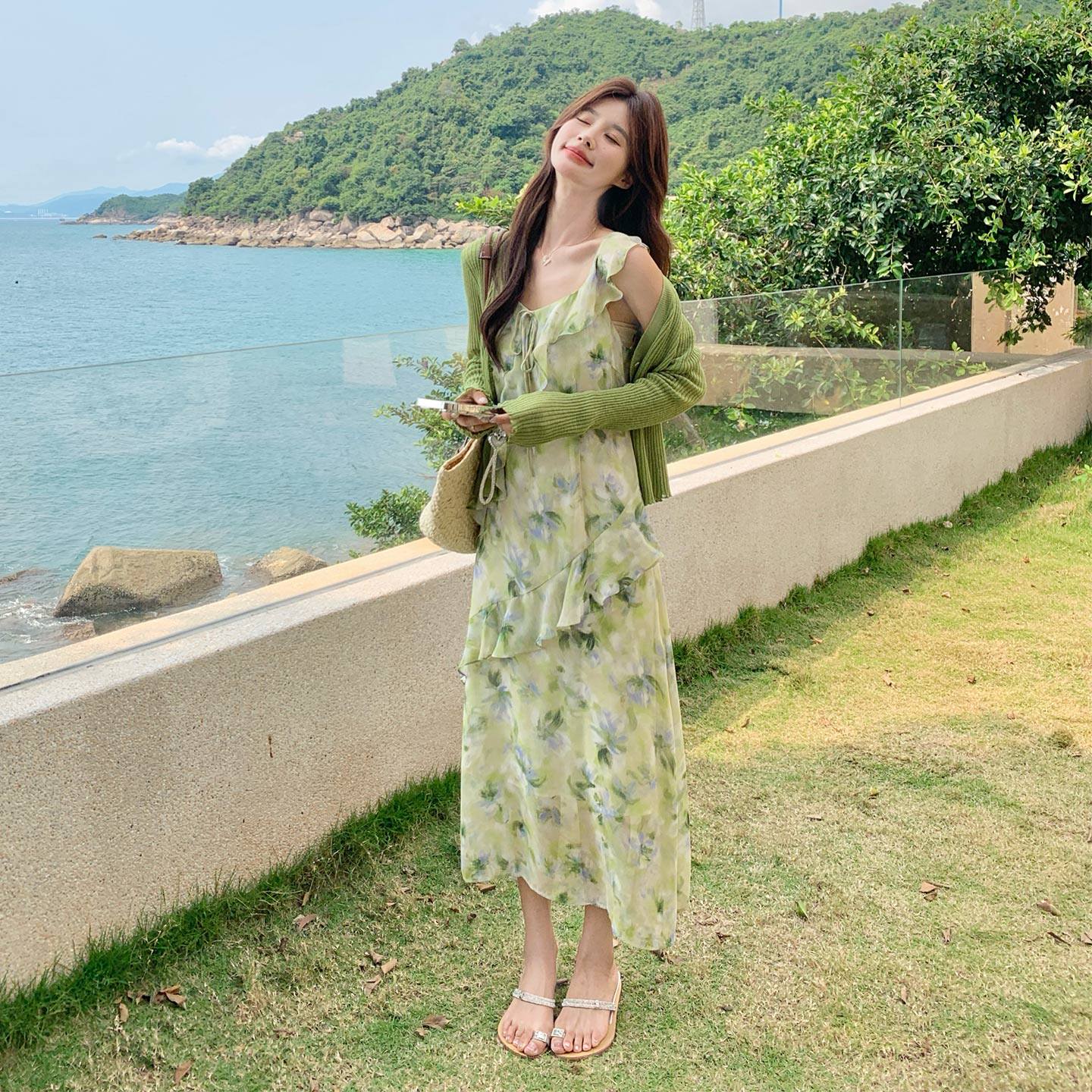 绿色森系绝美氛围感碎花吊带连衣裙针织开衫两件套2026夏新款套装
