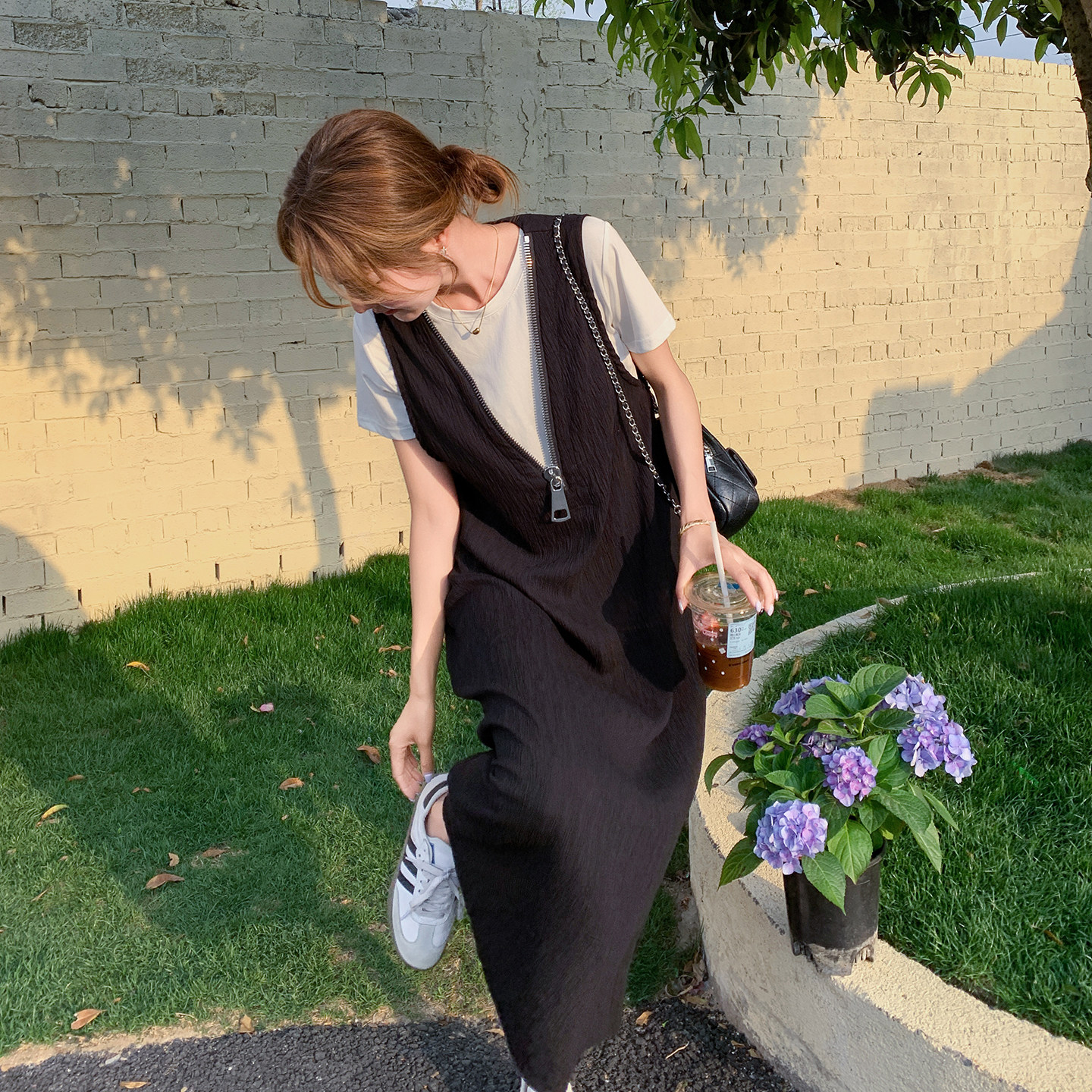 黑色韩版轻熟设计感背心连衣裙套装女2026春季新款简约短袖两件套